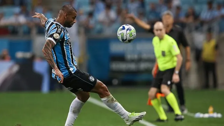 Joao Pedro Galvao, do Gremio, controla a bola durante o jogo entre o Gremio e o Palmeiras como parte do Brasileirao 2023 na Arena do Gremio Stadium em 21 de setembro de 2023 em Porto Alegre