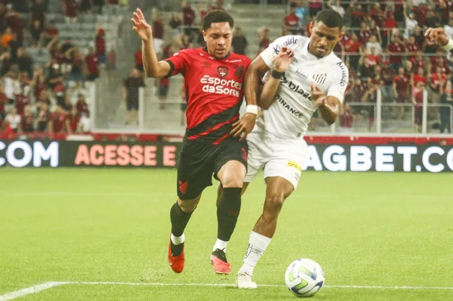 Polêmica aconteceu antes de duelo do Santos contra o Athletico-PR, pela 37ª rodada do Brasileirão de 2023. Foto: Gabriel Machado/AGIF
