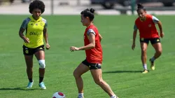 Elenco do Flamengo Feminino durante o treino em grupo no CT George Helal