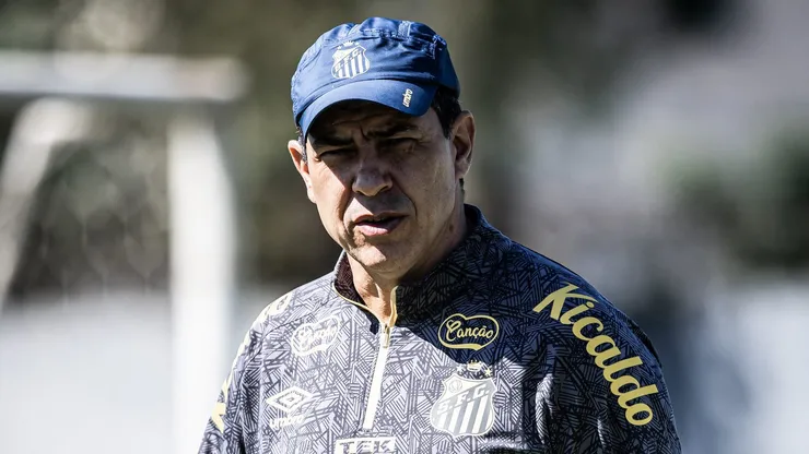 Fábio Carille comanda treino no CT Rei Pelé e trouxe à tona sua insatisfação - Fotos: Raul Baretta/ Santos FC.
