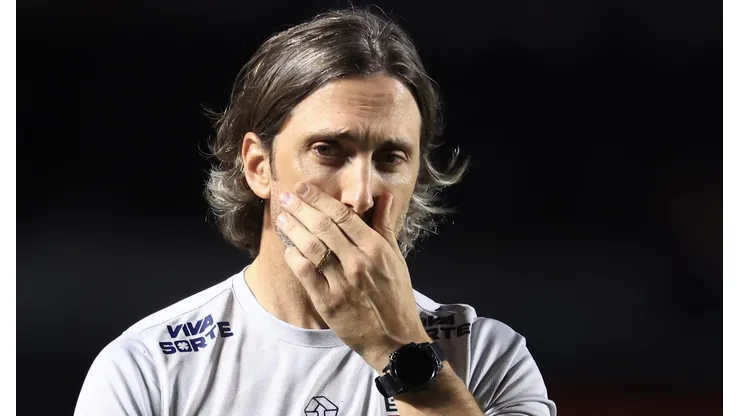 Luis Zubeldía se mostrou bem abatido em coletiva