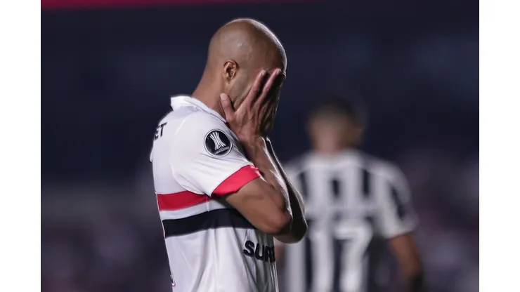 SP - SAO PAULO - 25/09/2024 - COPA LIBERTADORES 2024, SAO PAULO X BOTAFOGO - Lucas jogador do Sao Paulo lamenta durante partida contra o Botafogo no estadio Morumbi pelo campeonato Copa Libertadores 2024. Foto: Ettore Chiereguini/AGIF
