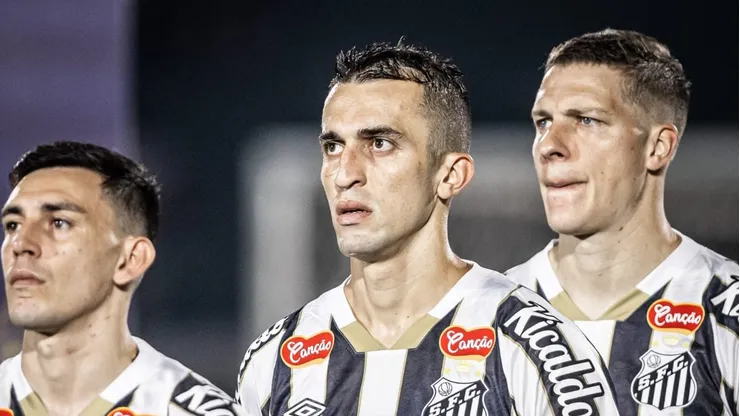 João Schmidt (ao meio) é um dos destaques do Peixe em 2024 - Foto: Raul Baretta/Santos FC