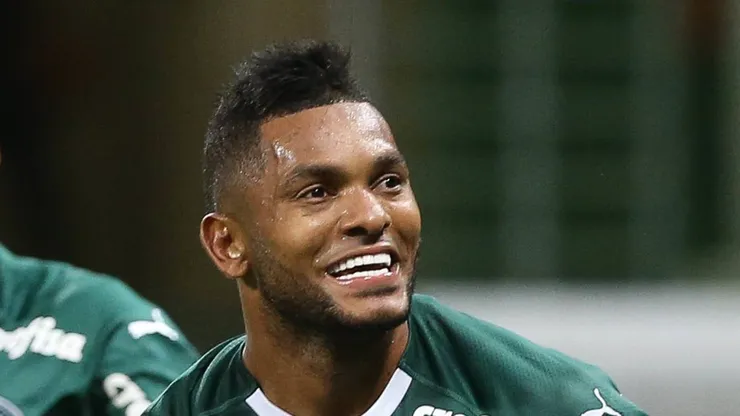 Miguel Borja com a camisa do Verdão.