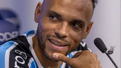 Braithwaite em coletiva de imprensa com a camisa do Grêmio. Foto: Richard Ducker