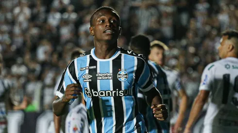 PR - PONTA GROSSA - 30/04/2024 - COPA DO BRASIL 2024, OPERARIO X GREMIO - Nathan Fernandes jogador do Gremio durante partida contra o Operario no estadio Germano Kruger pelo campeonato Copa Do Brasil 2024. Foto: Giovani Baccin/AGIF