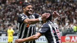 Hulk comemorando ao lado de Gustavo Scarpa. Foto: Gilson Lobo/AGIF