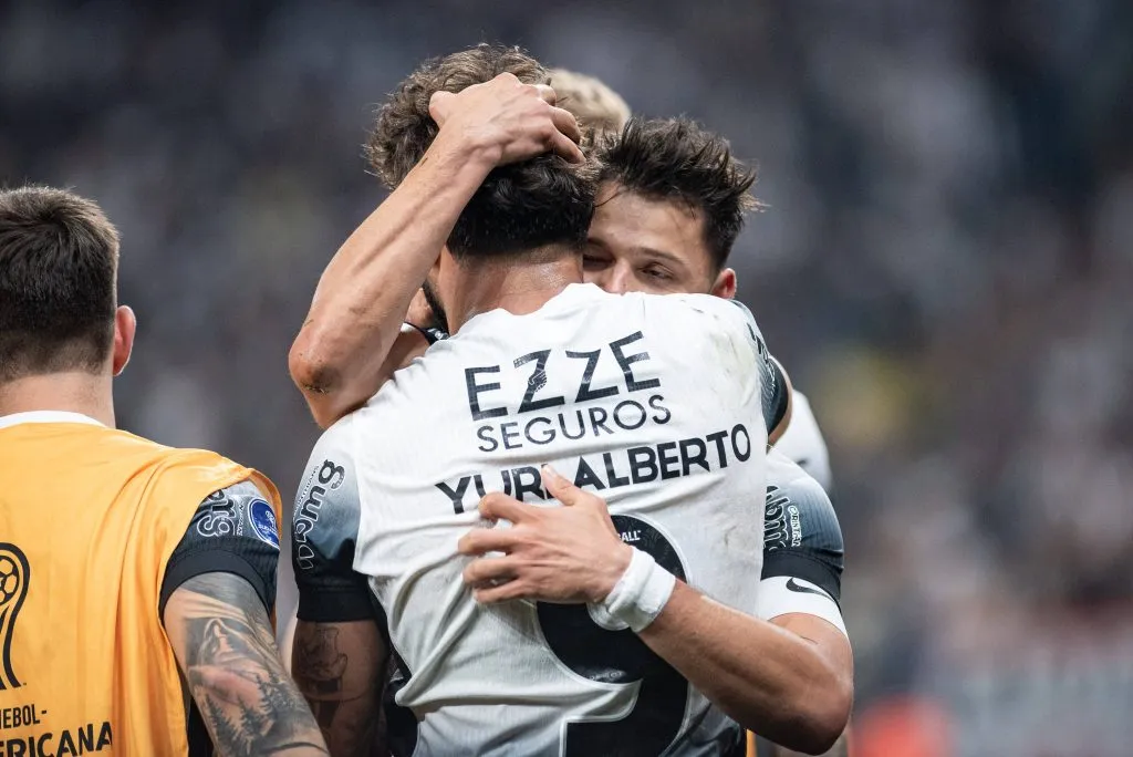 Yuri Alberto comemora com Ángel Romero. Foto: Ronaldo Barreto/Imago Images