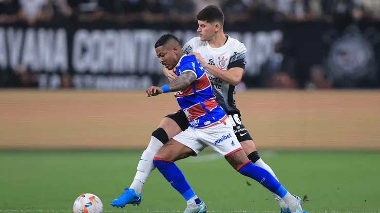 Hugo, jogador do Corinthians disputa lance com Marinho, jogador do Fortaleza, durante partida na Neo Química Arena. Foto: Ettore Chiereguini/AGIF