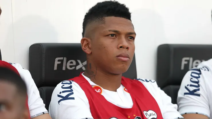 Billy Arce jogador do Santos durante partida contra o Avaí