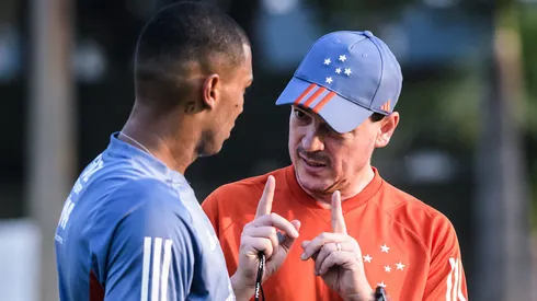 Walace em conversa individual com Fernando Diniz no treino do Cruzeiro