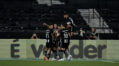 RJ - RIO DE JANEIRO - 27/04/2023 - COPA DO BRASIL 2023, BOTAFOGO X YPIRANGA - Matheus Nascimento jogador do Botafogo comemora seu gol com jogadores do seu time durante partida contra o Ypiranga no estadio Engenhao pelo campeonato Copa do Brasil 2023. Foto: Thiago Ribeiro/AGIF
