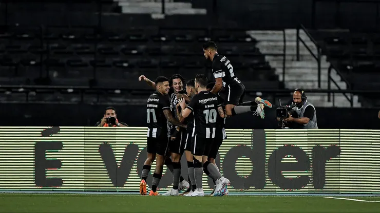 RJ - RIO DE JANEIRO - 27/04/2023 - COPA DO BRASIL 2023, BOTAFOGO X YPIRANGA - Matheus Nascimento jogador do Botafogo comemora seu gol com jogadores do seu time durante partida contra o Ypiranga no estadio Engenhao pelo campeonato Copa do Brasil 2023. Foto: Thiago Ribeiro/AGIF