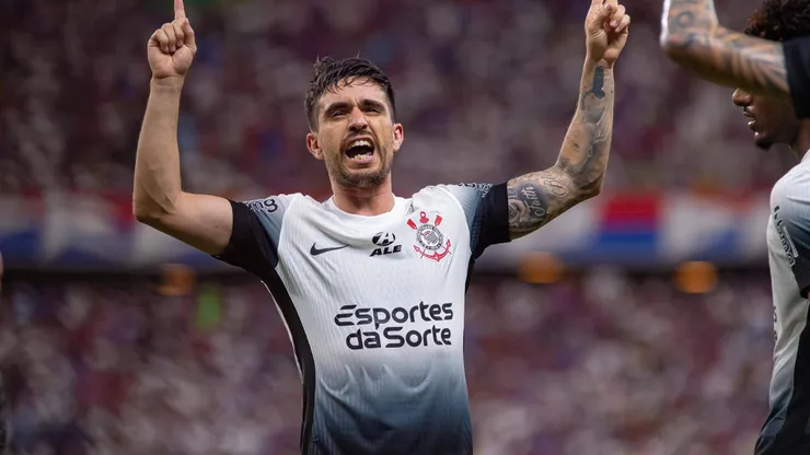 Igor Coronado comemorando um dos gols do Corinthians na Arena Castelão. IMAGO / Leonardo Alves