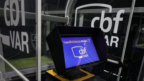 Cabine de Video do Arbitro de campo VAR (recurso de video) vista antes da partida entre Atletico-MG e Sao Paulo no estadio Arena MRV pelo campeonato Copa Do Brasil 2024.