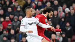 Mohamed Salah divide a bola em partida do Liverpool diante do West Ham. (Photo by Michael Regan/Getty Images)