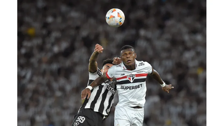 Botafogo e São Paulo durante partida no Nilton Santos, pela Libertadores (Foto: Dhavid Normando/Getty Images)