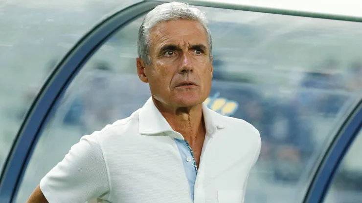 Luís Castro durante a partida entre Al-Nassr e Inter de Milão, na pré-temporada de 2023, no Yanmar Stadium, em Nagai, no Japão.