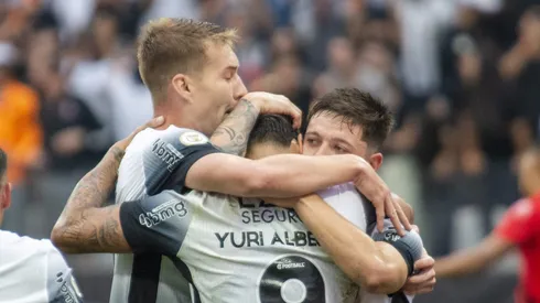 Corinthians em vitória sobre o Atlético-GO. Foto: Anderson Romão/AGIF