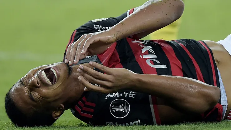 RJ - RIO DE JANEIRO - 19/09/2024 - COPA LIBERTADORES 2024, FLAMENGO X PENAROL -Carlinhos jogador do Flamengo lamenta durante partida contra o Penarol no estadio Maracana pelo campeonato Copa Libertadores 2024. Foto: Alexandre Loureiro/AGIF