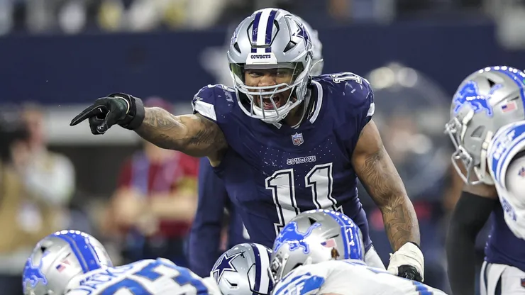 Micah Parsons (11) chama sinais defensivos durante o jogo entre os Dallas Cowboys e os Detroit Lions em 30 de dezembro de 2023 no AT&T Stadium em Arlington, Texas