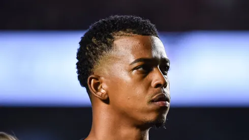 Carlinhos, atacante do Mengão, durante partida do Brasileirão.