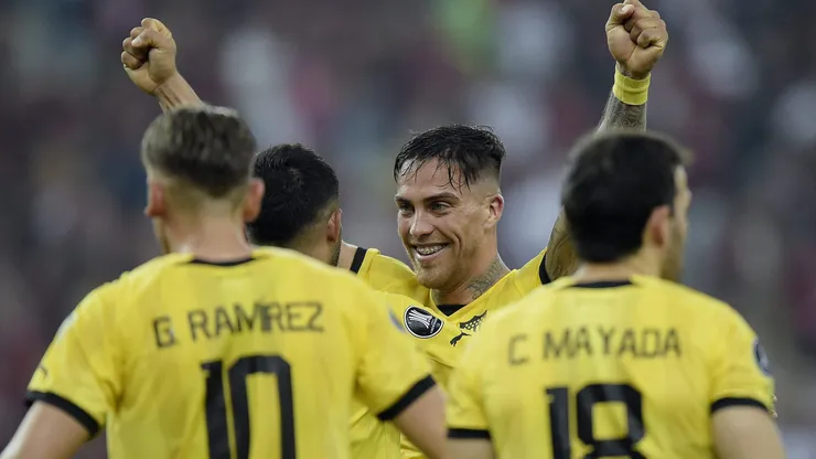 Jogadores do Penarol comemoram a vitoria apos partida contra o Flamengo no estadio Maracana pelo campeonato Copa Libertadores 2024.