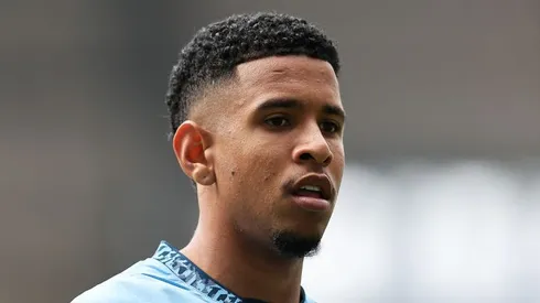 Savinho em ação pelo Manchester City - Foto: Matt McNulty/Getty Images