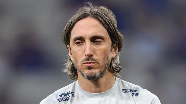 MG - BELO HORIZONTE - 15/09/2024 - BRASILEIRO A 2024, CRUZEIRO X SAO PAULO - Luis Zubeldia tecnico do Sao Paulo durante partida contra o Cruzeiro no estadio Mineirao pelo campeonato Brasileiro A 2024.