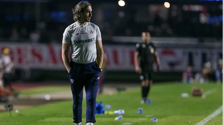 Luis Zubeldia, técnico do São Paulo, assiste ao jogo de 2024 contra o Internacional no MorumBIS