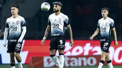 Rodrigo Garro, Yuri Alberto e Breno Bidon do Corinthians assistem a uma partida entre o Palmeiras e o Corinthians como parte da Brasileirao Serie A 2024 no Allianz Parque