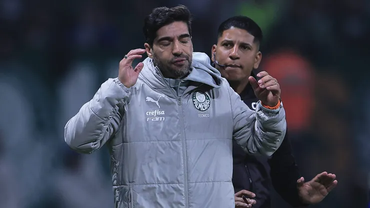 SP - SAO PAULO - 20/07/2024 - BRASILEIRO A 2024, PALMEIRAS X CRUZEIRO - Abel Ferreira tecnico do Palmeiras durante partida contra o Cruzeiro no estadio Arena Allianz Parque pelo campeonato Brasileiro A 2024. Foto: Ettore Chiereguini/AGIF