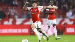 Alexandro Bernabei, do Internacional, controla a bola durante o jogo entre o Internacional e o Palmeiras como parte do Brasileirao 2024 no Estádio Beira-Rio