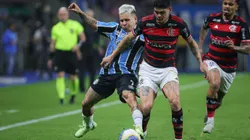 Soteldo jogador do Gremio disputa lance com Ayrton Lucas jogador do Flamengo durante partida no estadio Arena do Gremio pelo campeonato Brasileiro A 2024.