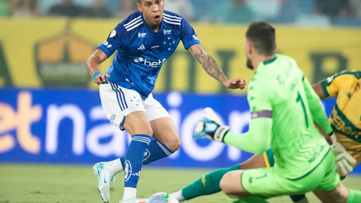 Chute de Kaio Jorge parando da boa defesa de Walter. Foto: Gil Gomes/AGIF