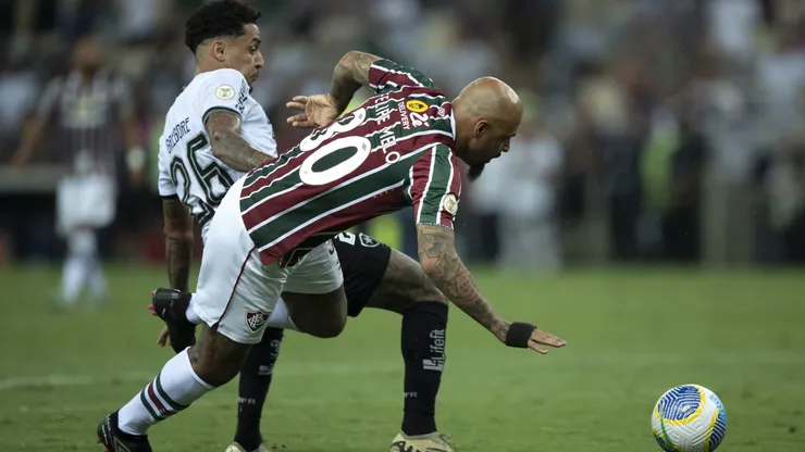 RJ - RIO DE JANEIRO - 21/09/2024 - BRASILEIRO A 2024, FLUMINENSE X BOTAFOGO - Felipe Melo jogador do Fluminense disputa lance com Gregore jogador do Botafogo durante partida no estadio Maracana pelo campeonato Brasileiro A 2024. Foto: Jorge Rodrigues/AGIF