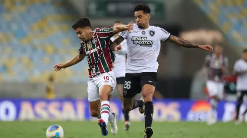 RIO DE JANEIRO, BRAZIL – SEPTEMBER 21: Nonato (L) of Fluminense and Gregore of Botafogo fight for the ball during a Brasileirao 2024 match between Fluminense and Botafogo at Maracana Stadium on September 21, 2024 in Rio de Janeiro, Brazil. (Photo by Lucas Figueiredo/Getty Images)