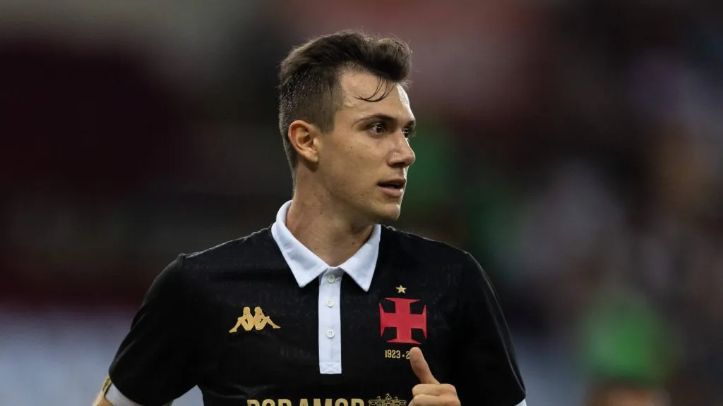 Piton é um dos principais nomes do Vasco na temporada 2024 e interessa à Roma – Foto: IMAGO.