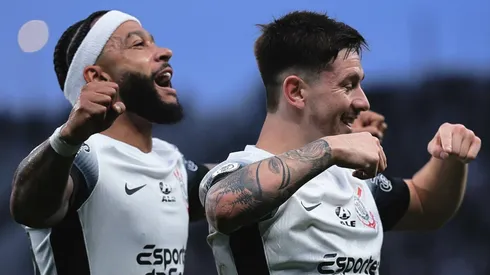 Memphis Depay e Rodrigo Garro comemorando o terceiro gol do Corinthians em partida contra o Atlético-GO, na Neo Química Arena, pelo Campeonato Brasileiro, no dia 21/09/2024.