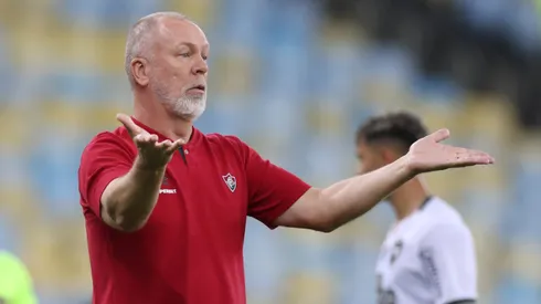 RIO DE JANEIRO, BRAZIL - SEPTEMBER 21: Manager of Fluminense Mano Menezes during a Brasileirao 2024 match between Fluminense and Botafogo at Maracana Stadium on September 21, 2024 in Rio de Janeiro, Brazil. (Photo by Lucas Figueiredo/Getty Images)