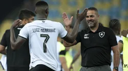 Treinador e jogador logo após o final do clássico