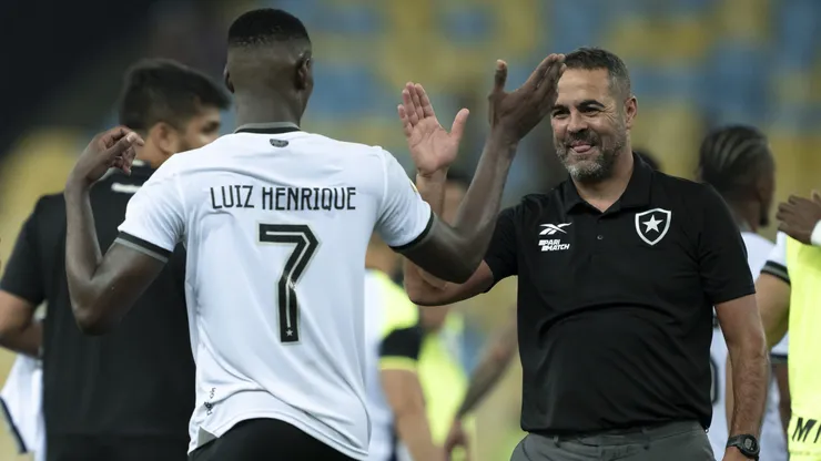 Treinador e jogador logo após o final do clássico