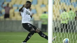 Luiz Henrique jogador do Botafogo chuta para marcar seu gol durante partida contra o Fluminense. Foto: Jorge Rodrigues/AGIF