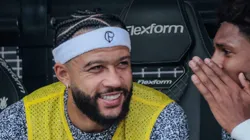 Depay no banco durante jogo do Timão.