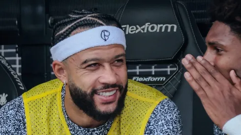 Depay no banco durante jogo do Timão.