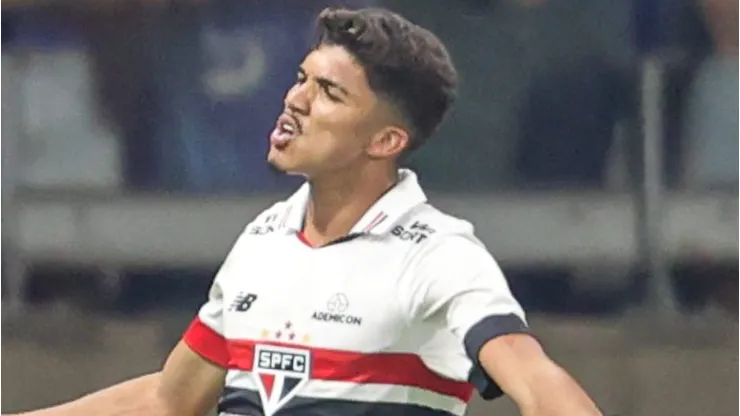 MG - BELO HORIZONTE - 15/09/2024 - BRASILEIRO A 2024, CRUZEIRO X SAO PAULO - William Gomes jogador do Sao Paulo comemora seu gol durante partida contra o Cruzeiro no estadio Mineirao pelo campeonato Brasileiro A 2024. Foto: Gilson Lobo/AGIF
