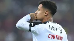 Coutinho comemora gol contra o Flamengo no Maracanã.