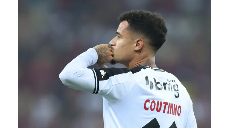 Coutinho comemora gol contra o Flamengo no Maracanã.