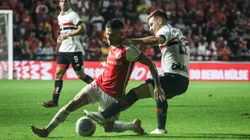 Aranguiz jogador do Internacional durante partida contra o São Paulo. Foto: Leonardo Hubbe/AGIF