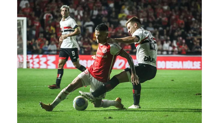 Aranguiz jogador do Internacional durante partida contra o São Paulo. Foto: Leonardo Hubbe/AGIF